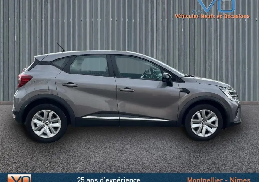 Profil côté droit du Renault Captur gris 2021 Business Diesel, avec jantes alliage et rétroviseurs noirs.