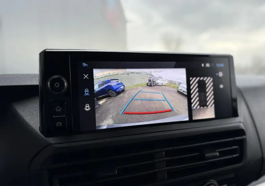 Écran tactile 10'' HD du Peugeot Expert Fourgon blanc montrant la caméra de recul avec guidage de stationnement.
