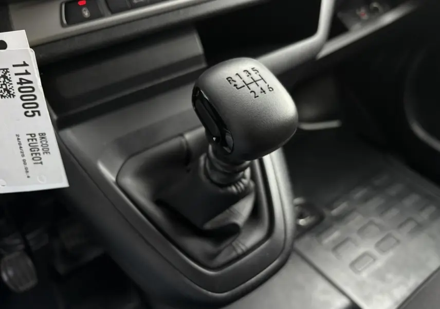 Le levier de vitesses manuel noir du Peugeot Expert Fourgon 2025, vue rapprochée de la console centrale.