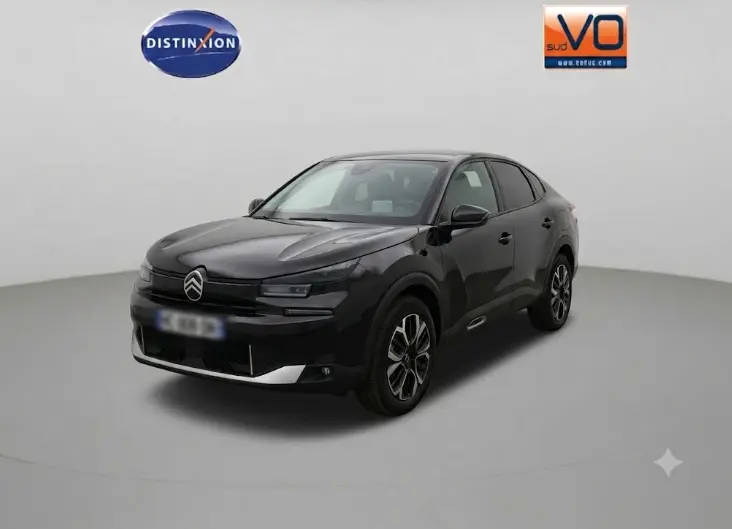 Citroën C4 X hybride noir vue 3/4 avant droit avec jantes alliage 17 pouces dans un studio blanc.