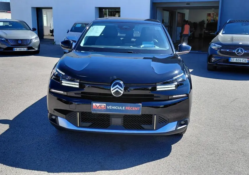 Vue frontale d'une Citroën C4 X noire 2025 avec calandre distinctive et jantes alliage 17 pouces.