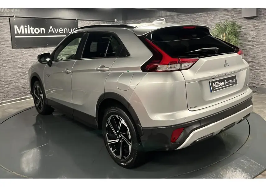 Vue 3/4 arrière droite du Mitsubishi Eclipse Cross gris métallisé avec jantes alliage bi-ton et toit noir.