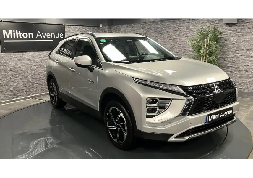 Mitsubishi Eclipse Cross gris métallisé en 3/4 avant droit, avec jantes alliage bi-ton et calandre noire brillante.