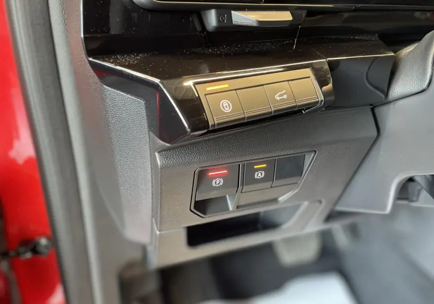 Détail des commandes du tableau de bord côté gauche dans un Renault Rafale rouge avec toit noir.