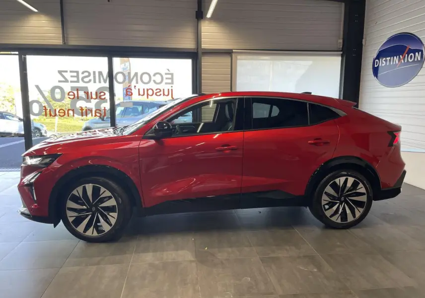 Profil côté gauche du Renault Rafale 2025 rouge flamme avec toit noir et jantes alliage noires et argentées.