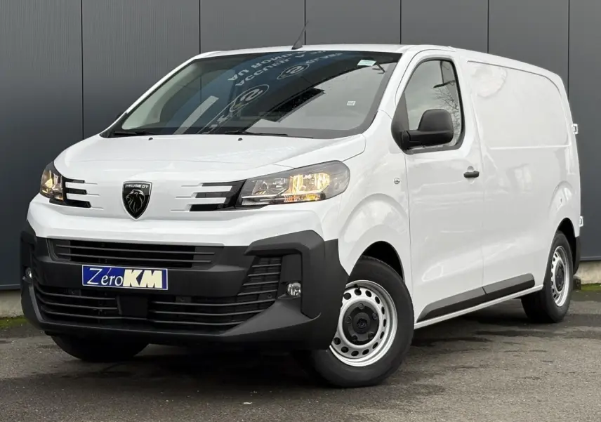 Vue 3/4 avant droit d’un Peugeot Expert Fourgon blanc Icy avec pare-chocs noir et jantes tôles grises.