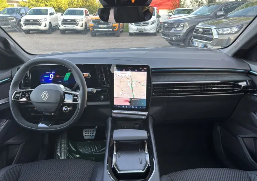 Vue intérieure avant du Renault Austral New 200 Esprit Alpine, tableau de bord noir avec écran tactile central et volant multifonctions.