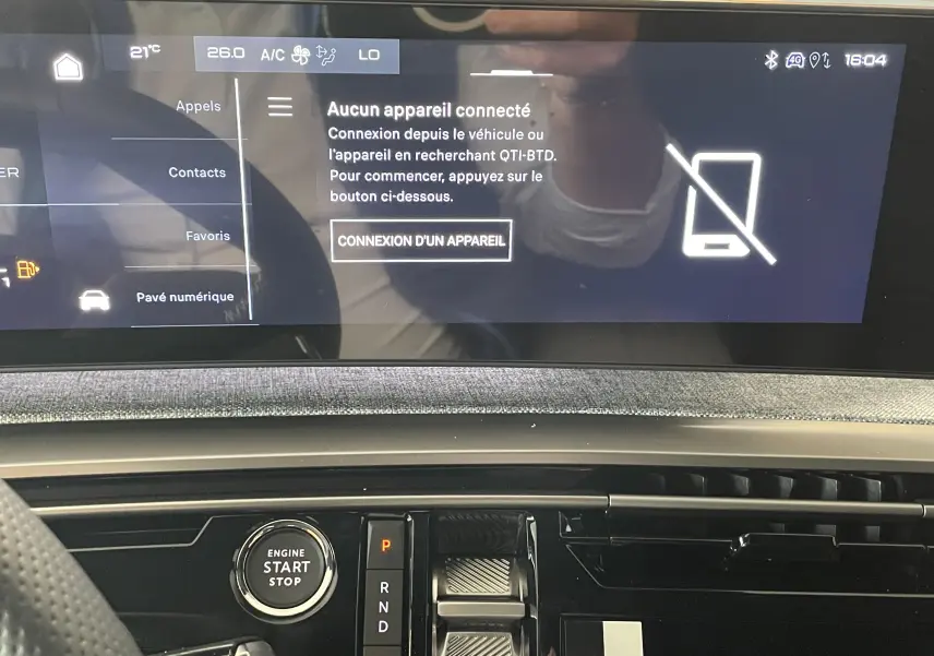 Vue intérieure du tableau de bord du Peugeot 3008 Hybrid 2026, avec écran tactile central et bouton start/stop visible.