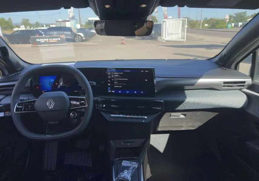 Vue intérieure avant de la Renault Clio 6 TCE 115 EDC Techno Plus, tableau de bord moderne avec écran tactile central.