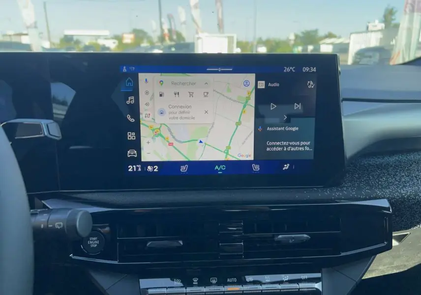 Vue intérieure du tableau de bord de la Renault Clio blanc glacier 2026, avec écran tactile affichant la navigation GPS.
