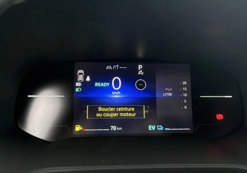 Tableau de bord numérique du Renault Captur 2025 affichant 0 km/h et avertissement de ceinture de sécurité.