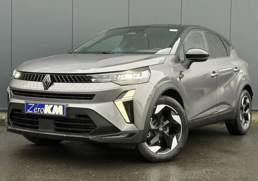 Renault Captur 2025 gris Cassiopée avec toit noir, vue 3/4 avant mettant en valeur ses jantes 18" Black Hole.