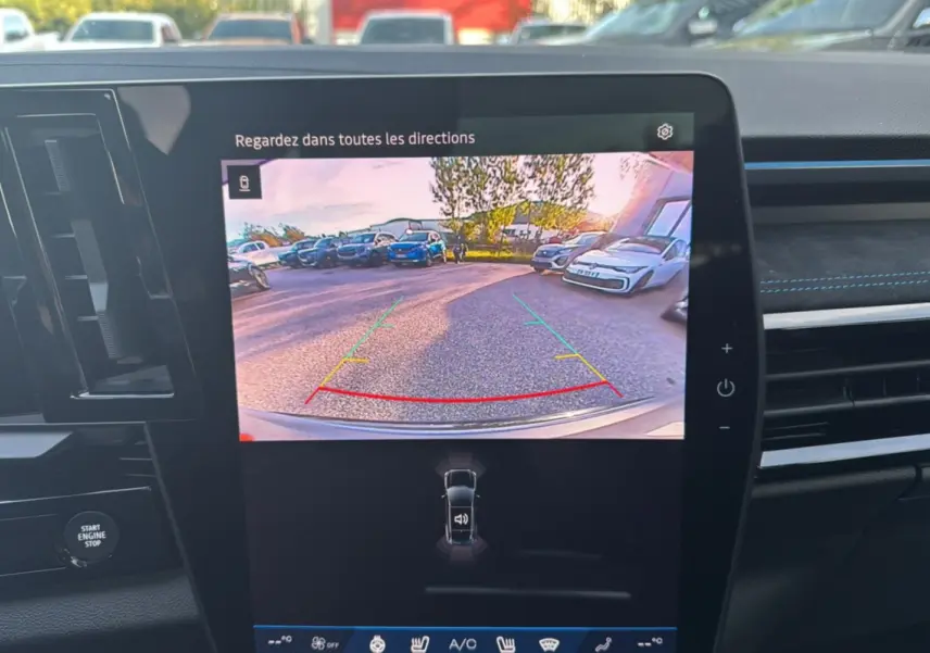 Écran central montrant la caméra de recul du Renault Austral noir étoilé avec lignes de guidage colorées.