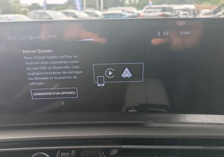 Vue intérieure du tableau de bord du Peugeot 3008 Hybrid 145 GT Exclusive 2026, écran tactile affichant Mirror Screen.