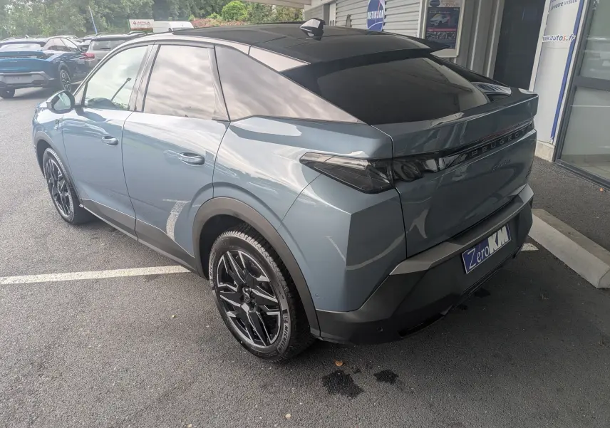 Peugeot 3008 Hybrid bleu Ingaro vue 3/4 avant droit, avec toit noir et jantes alliage 19 pouces.