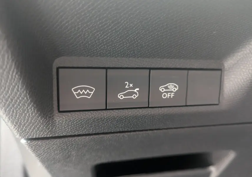 Vue intérieure frontale du poste de conduite du Peugeot 3008 Hybrid 145 GT Exclusive avec volant compact GT et écran large tactile.