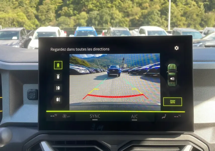 Vue intérieure du tableau de bord du Dacia Bigster Hybrid 155 Journey City avec écran caméra multiview affichant l’arrière.