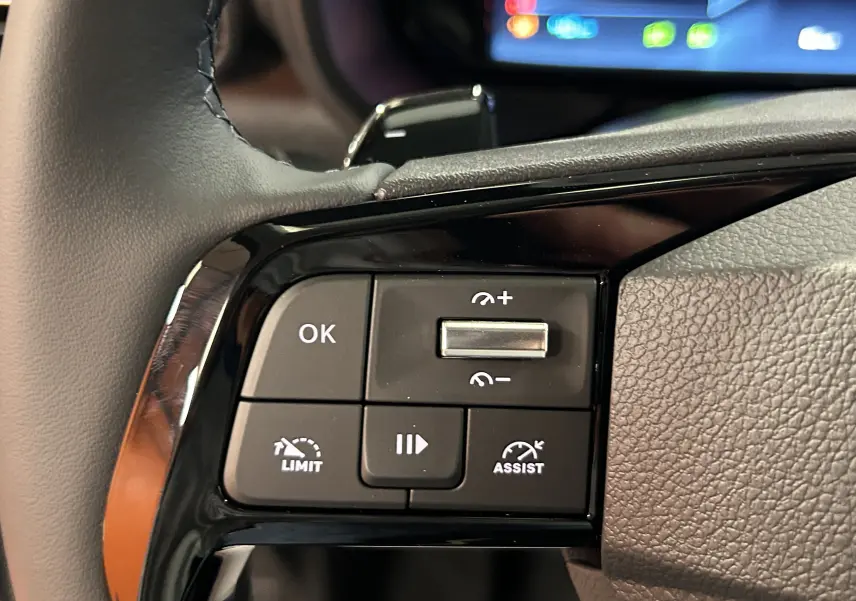 Gros plan sur les commandes de régulateur de vitesse au volant cuir du Citroën Berlingo Multispace gris acier 2026.