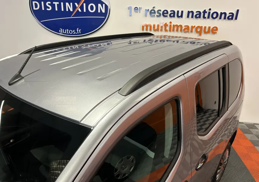 Vue plongeante côté droit du Citroën Berlingo Multispace gris acier avec barres de toit et porte coulissante ouverte.