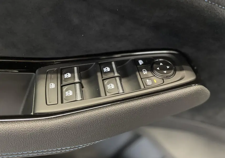 Détail des commandes des vitres et rétroviseurs côté gauche du Renault Austral 2025 gris schiste avec toit noir étoilé.