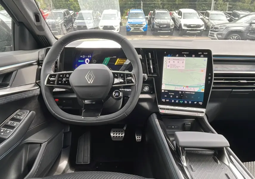 Vue intérieure avant du Renault Austral New 200 Esprit Alpine avec volant cuir multifonctions et grand écran tactile vertical.