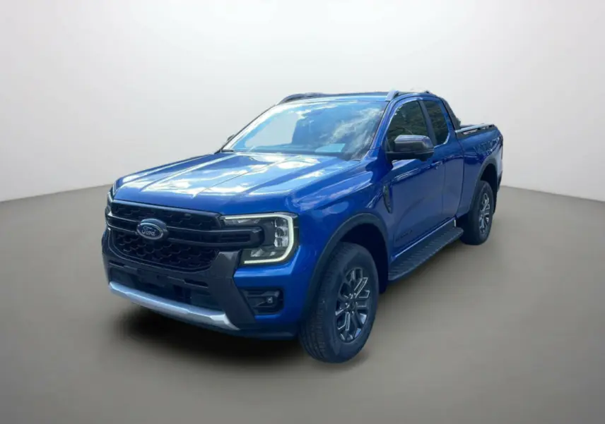 Ford Ranger 2.0 205 Wildtrak Supercab bleu lightning en 3/4 avant droit avec barres de toit et marchepieds visibles.