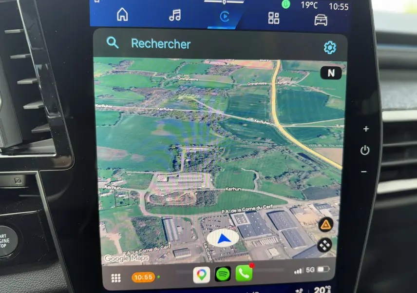Écran tactile central du Renault Austral 2026 affichant les applications connectées, avec commandes climatisation visibles en bas.