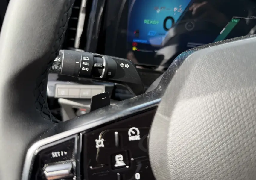 Vue rapprochée du volant noir perforé du Renault Austral 2026 avec commandes intégrées et logo central.
