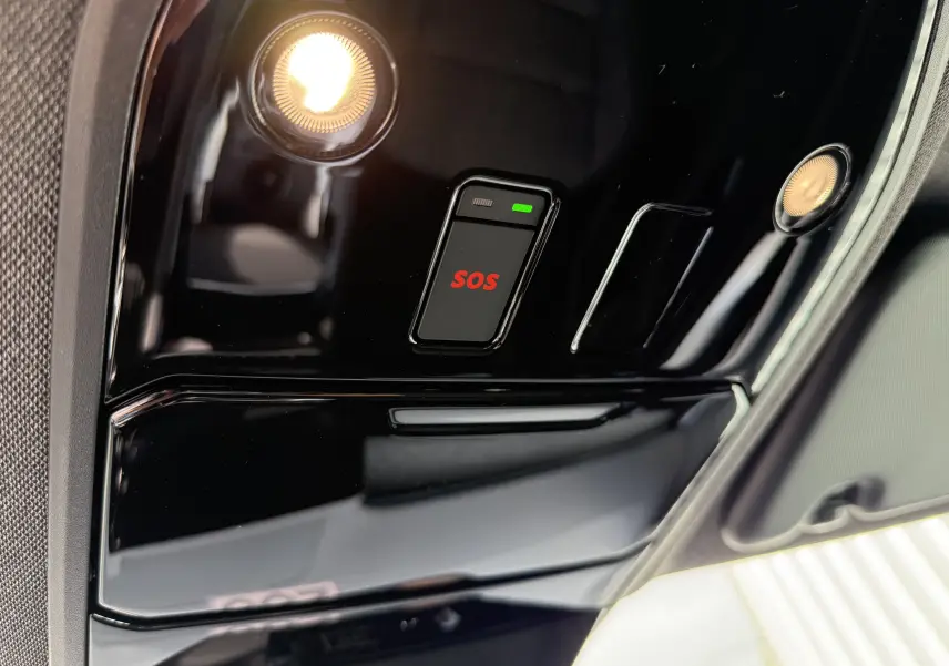 Gros plan sur les commandes des vitres électriques et rétroviseurs sur la porte côté gauche d’un Renault Austral noir étoile.