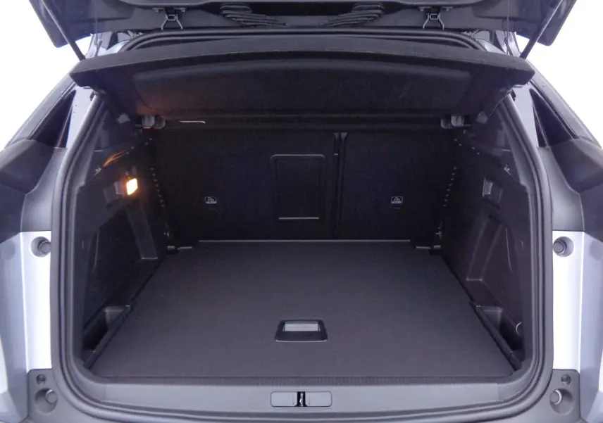 Coffre ouvert du Peugeot 3008 gris Artense Metal, vue arrière montrant un espace de chargement spacieux et bien éclairé.