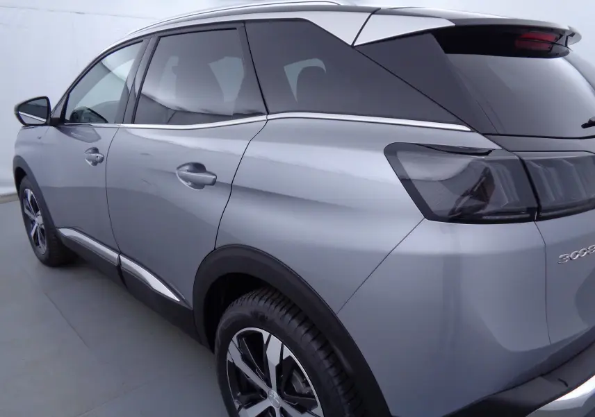 Vue 3/4 arrière droite du Peugeot 3008 gris Artense métallisé avec jantes alliage et vitres teintées.