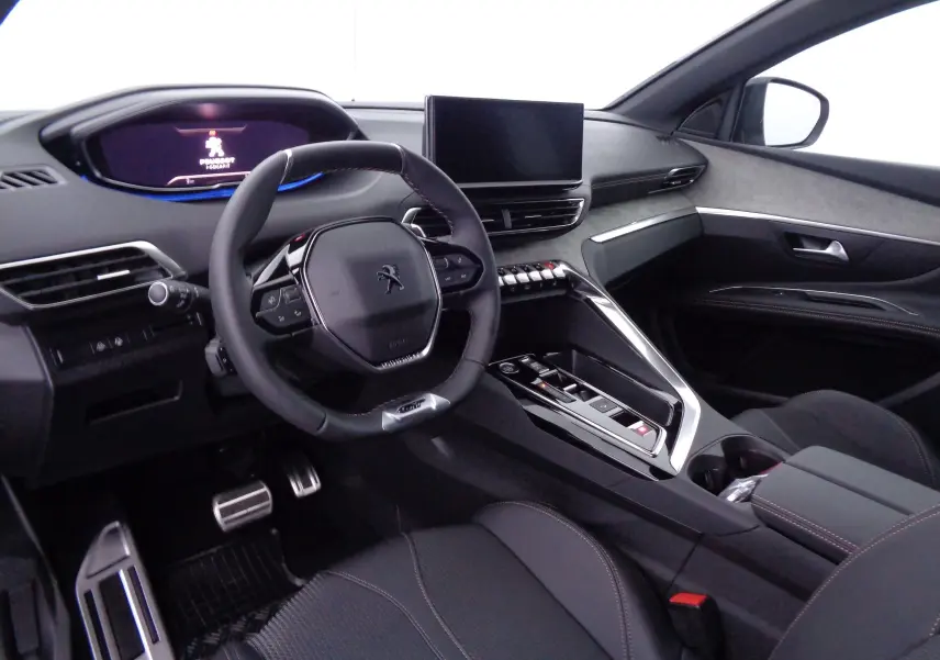 Intérieur du Peugeot 3008 2023 vu côté conducteur, avec volant compact et écran tactile central noir.