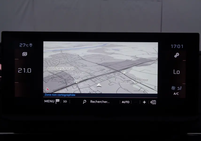 Écran tactile du système de navigation et climatisation du Peugeot 3008 gris Artense, affichant une carte en 3D.