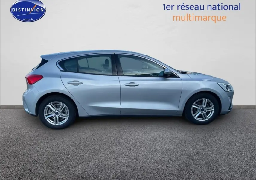 Profil côté gauche d'une Ford Focus gris clair 2019 avec jantes alliage 16 pouces sur fond neutre.