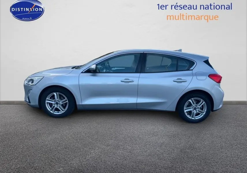 Profil côté gauche d'une Ford Focus gris clair de 2019 avec jantes alliage 16 pouces sur fond neutre.
