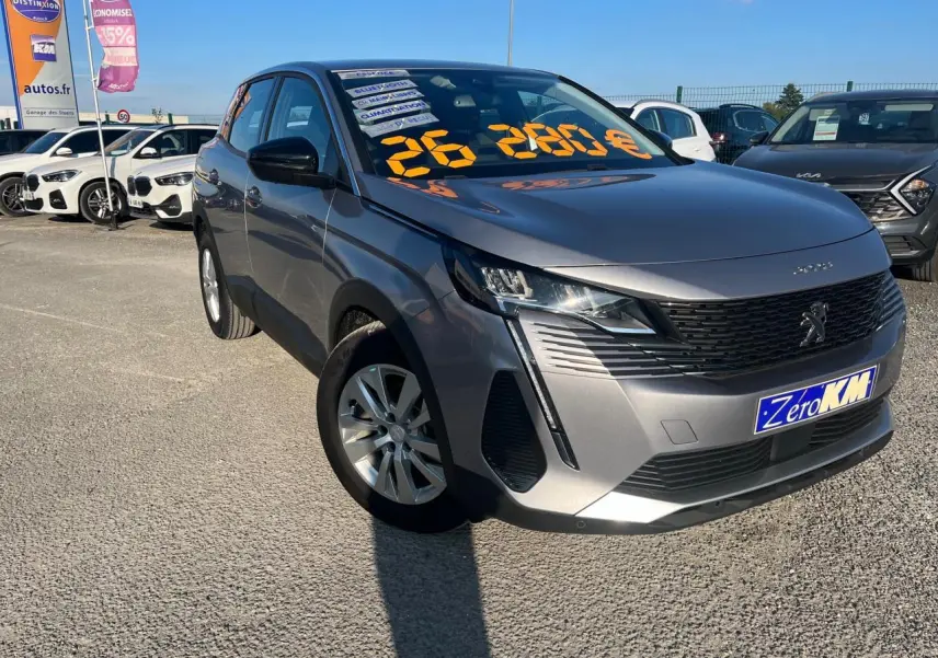 Peugeot 3008 gris Artense en 3/4 avant droit, avec jantes alliage 17 pouces et affichage prix sur pare-brise.