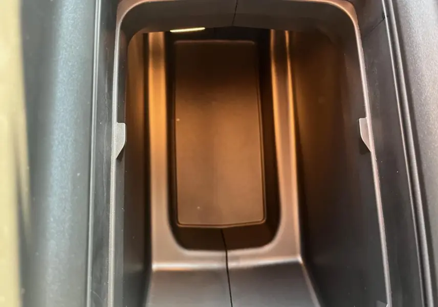 Vide-poche central intérieur du Peugeot 3008 2023 en finition Active Pack, éclairage ambre doux visible.