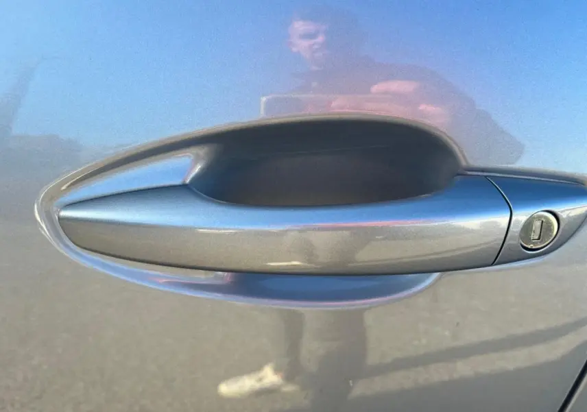 Poignée de porte gris Artense du Peugeot 3008 2023 en gros plan avec serrure intégrée.