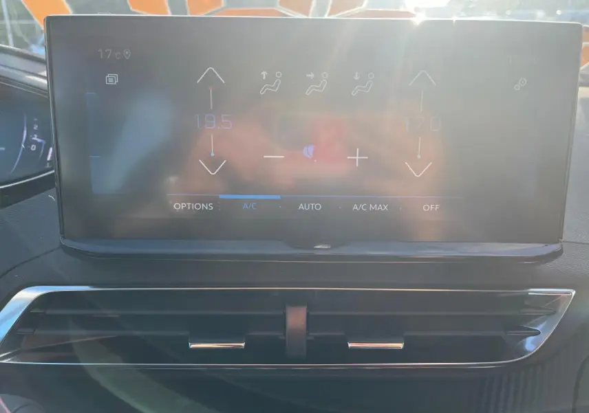 Écran tactile capacitif 10 pouces du tableau de bord du Peugeot 3008 gris Artense, affichant la climatisation automatique bi-zone.