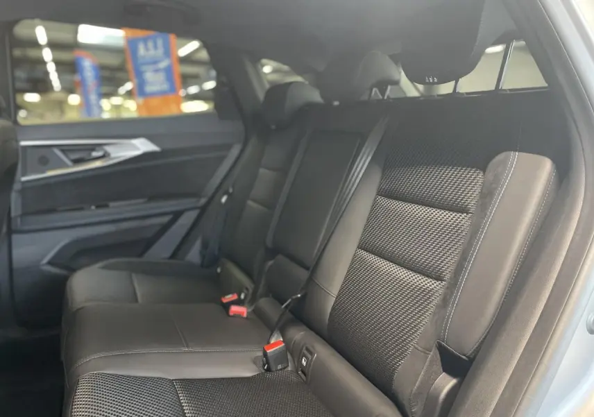 Banquette arrière en tissu carbone et Alcantara noir avec surpiqûres tricolores dans un Renault Austral 2025.