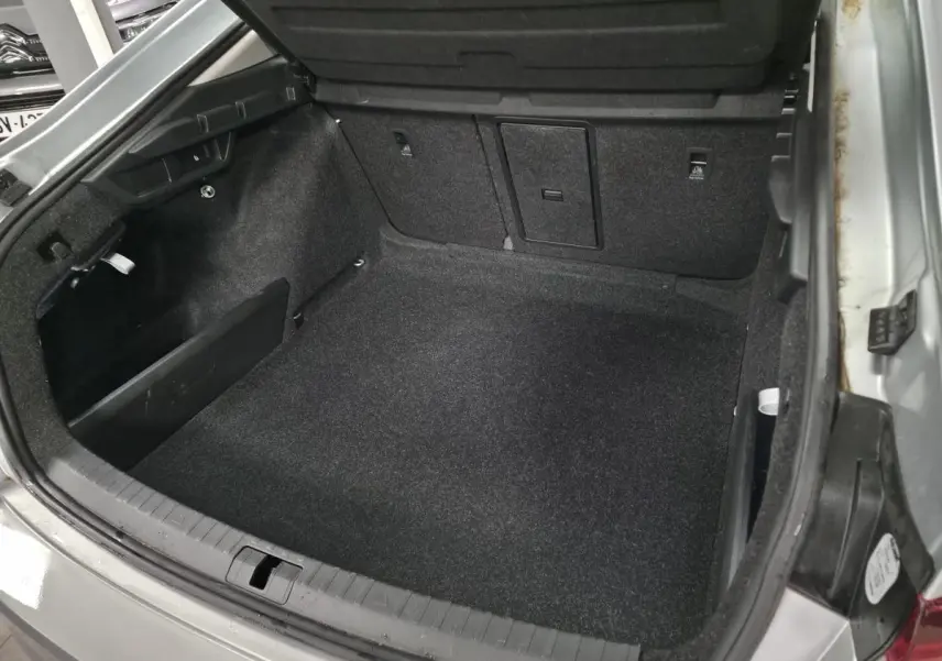 Coffre ouvert vu de dessus d'une Skoda Octavia gris métallisé 2023, montrant un espace de chargement propre et spacieux.