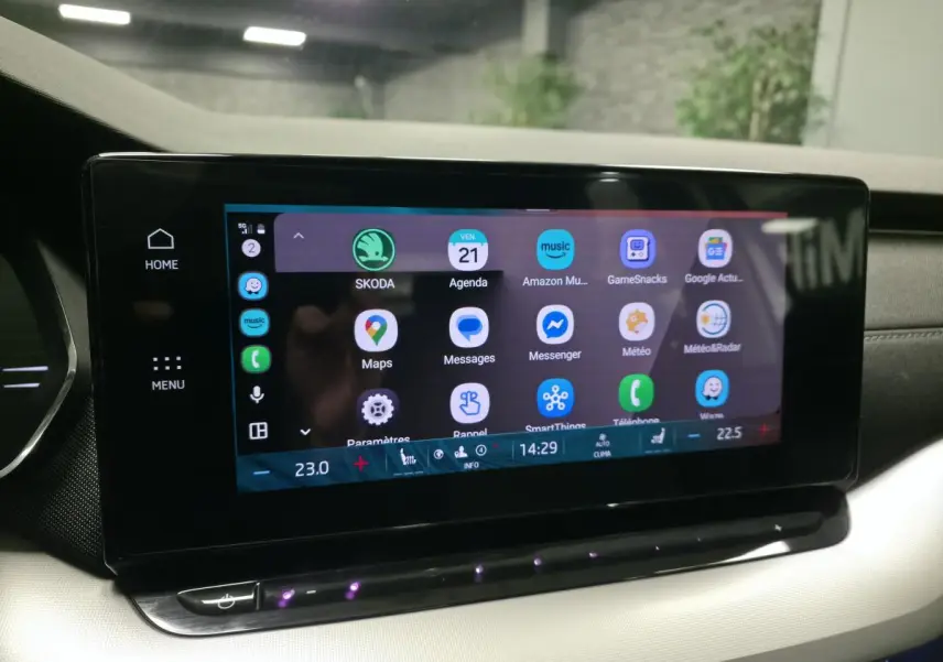 Écran tactile central du tableau de bord de la Skoda Octavia gris 2023 affichant les applications connectées.