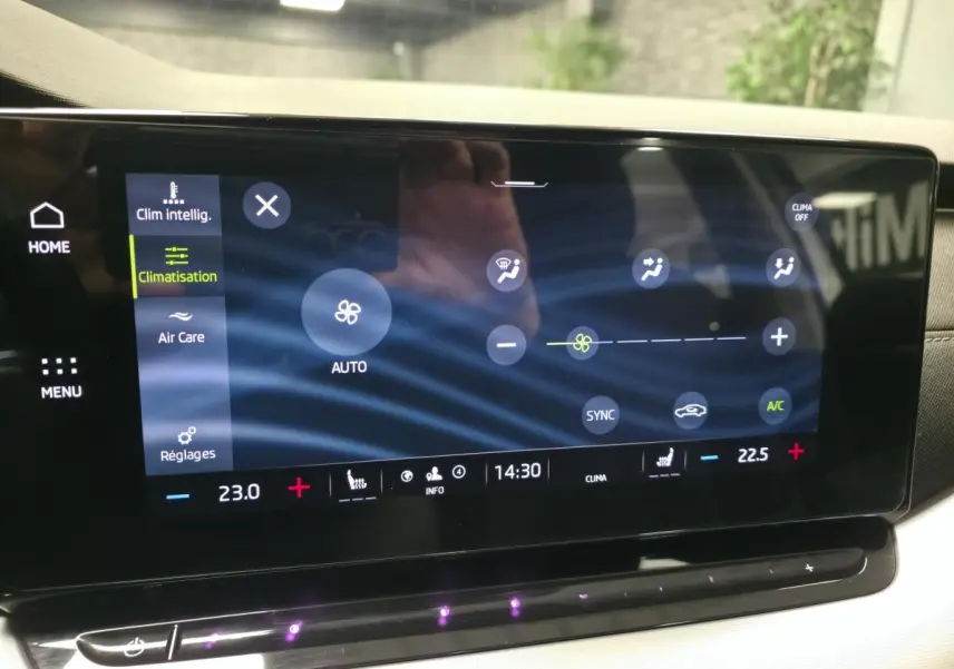 Écran tactile central affichant les réglages de climatisation dans une Skoda Octavia 2023, intérieur beige.