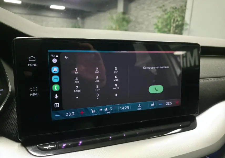 Écran tactile central du tableau de bord de la Skoda Octavia 2023 affichant le clavier de numérotation téléphonique.