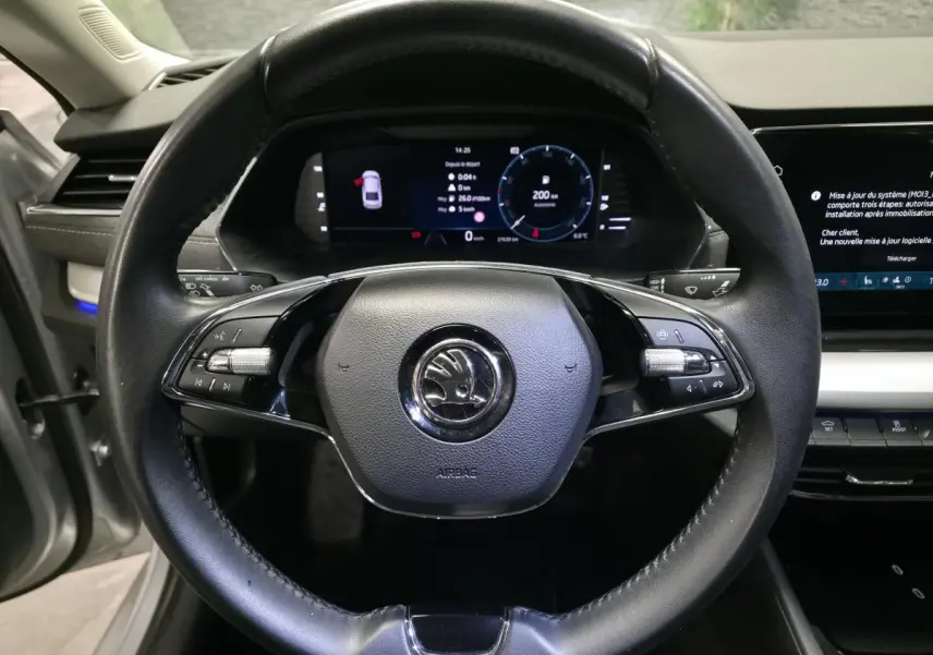 Volant en cuir noir de Skoda Octavia 2023 avec tableau de bord numérique et écran tactile central visible de face.