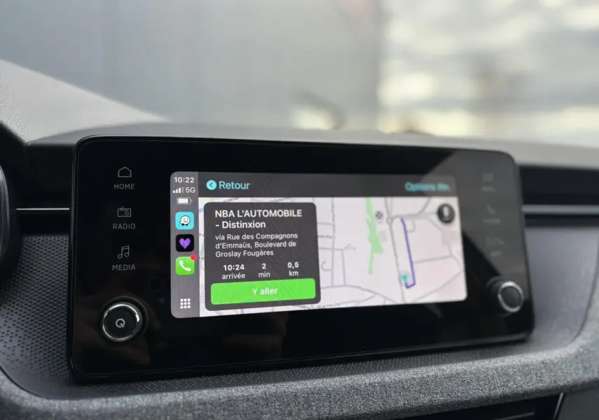 Écran tactile central du Skoda Kamiq 2025 affichant la navigation Apple Car Play en intérieur gris.