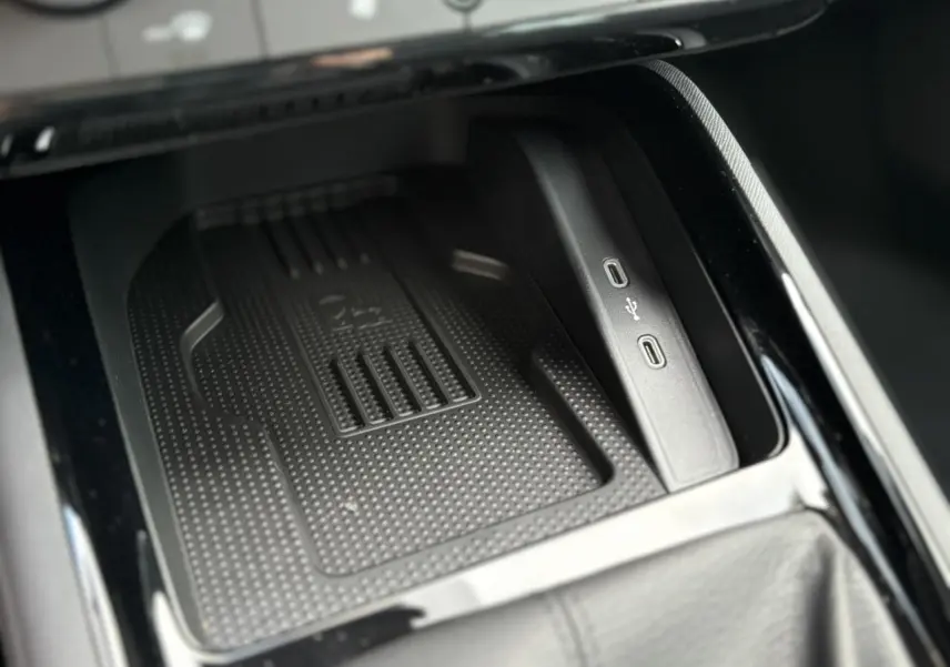 Gros plan sur le compartiment central avec chargeur induction et ports USB-C du Skoda Kamiq gris argent 2025.