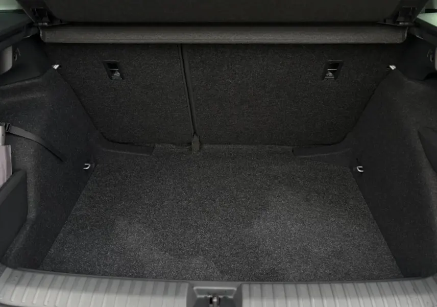 Vue intérieure du coffre spacieux et tapissé en gris foncé du Skoda Kamiq TSI 116 DSG7 2025.