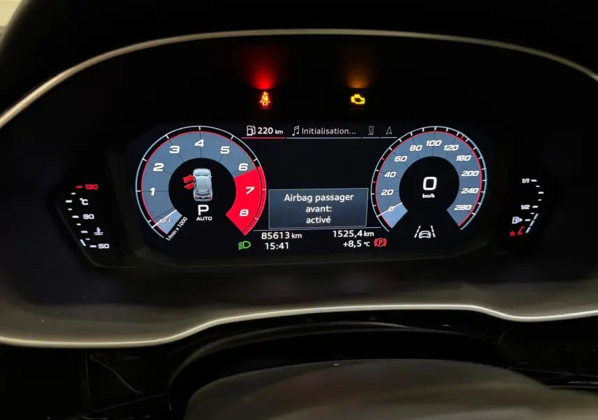 Vue rapprochée du tableau de bord numérique de l'Audi Q3 Business, affichant la vitesse, le régime et alertes actives.