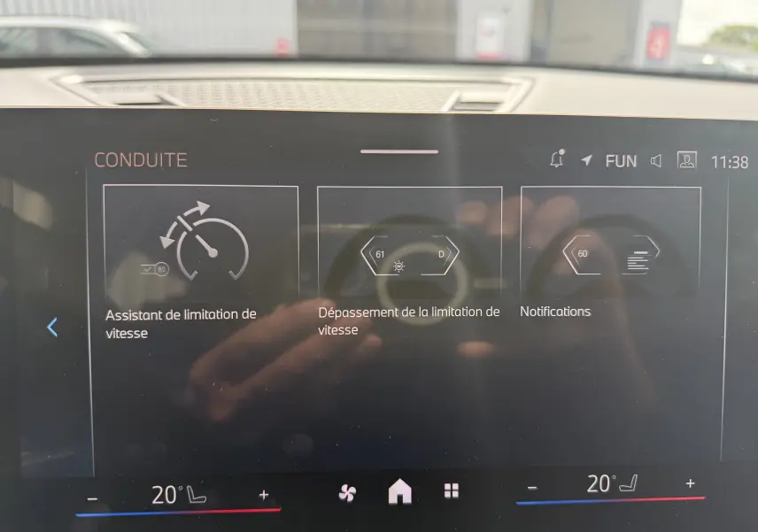 Écran tactile intérieur de la BMW X2 2025 affichant les options d'assistant de limitation de vitesse et notifications.